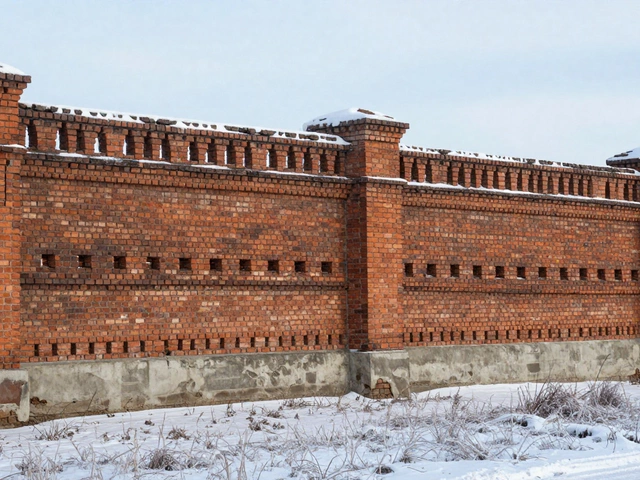 Какая отделка забора самая долговечная: сравнение материалов и реальные сроки службы